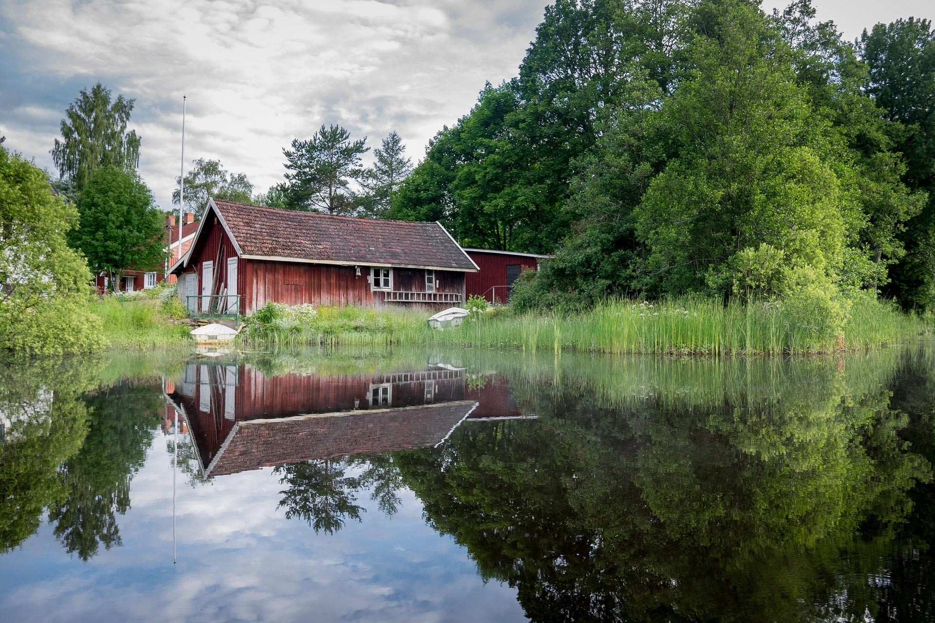 Das Ferienhaus ist direkt an einem See gelegen