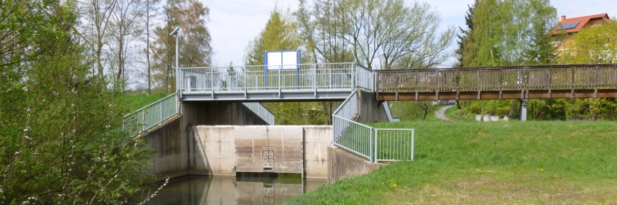 Foto eines Hochwasserrückhaltebeckens