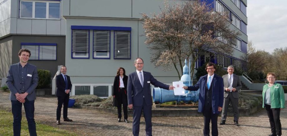 Wasserrechtlicher Bewilligungsbescheid mit großer Reichweite (v.l.): Dr. Moritz Leps (RP Gießen), Dirk Ficht (ZMW Abteilungsleiter-Wasserversorgung), Simone Wendel (RP Gießen), Regierungspräsident Dr. Christoph Ullrich, Karl-Heinz Schäfer (ZMW-Geschäftsführer), Bürgermeister Christian Somogyi (ZMW-Verbandsvorsitzender) und Karin Ohm-Winter (RP-Abteilungsleiterin). Foto: RP Gießen