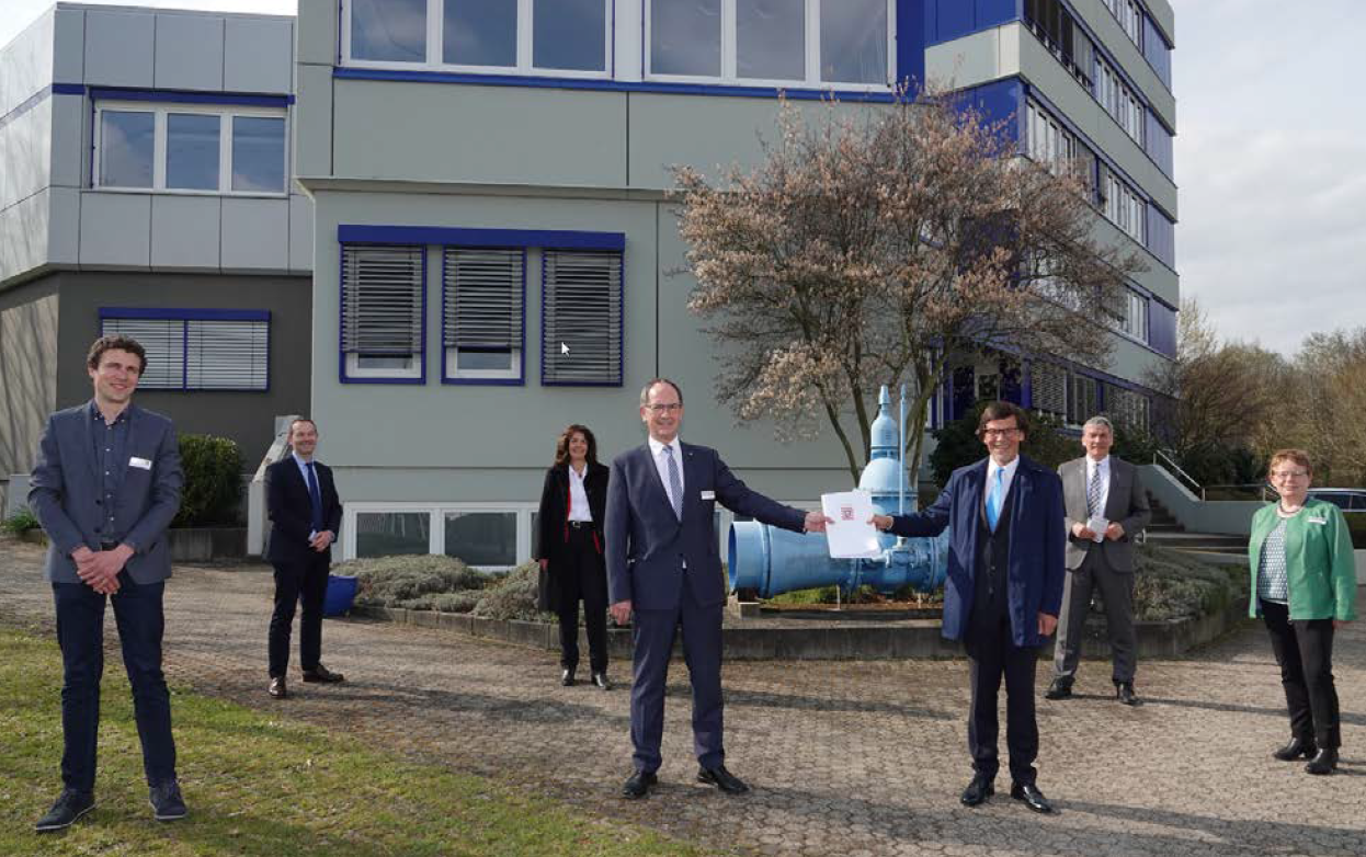 Wasserrechtlicher Bewilligungsbescheid mit großer Reichweite (v.l.): Dr. Moritz Leps (RP Gießen), Dirk Ficht (ZMW Abteilungsleiter-Wasserversorgung), Simone Wendel (RP Gießen), Regierungspräsident Dr. Christoph Ullrich, Karl-Heinz Schäfer (ZMW-Geschäftsführer), Bürgermeister Christian Somogyi (ZMW-Verbandsvorsitzender) und Karin Ohm-Winter (RP-Abteilungsleiterin). Foto: RP Gießen